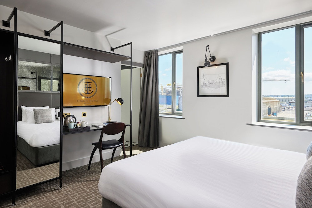 Superior Room, 1 King Bed photo 3