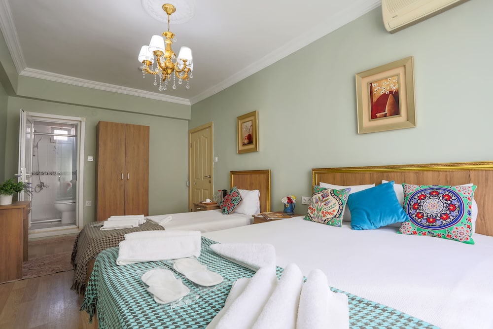 Standard Triple Room, Multiple Beds, Partial Sea View photo 2