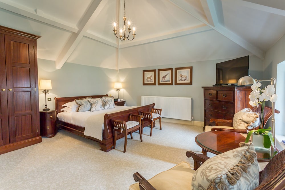 Manor Room - Photo 1