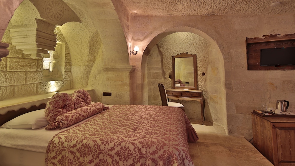 Queen Cave Suite