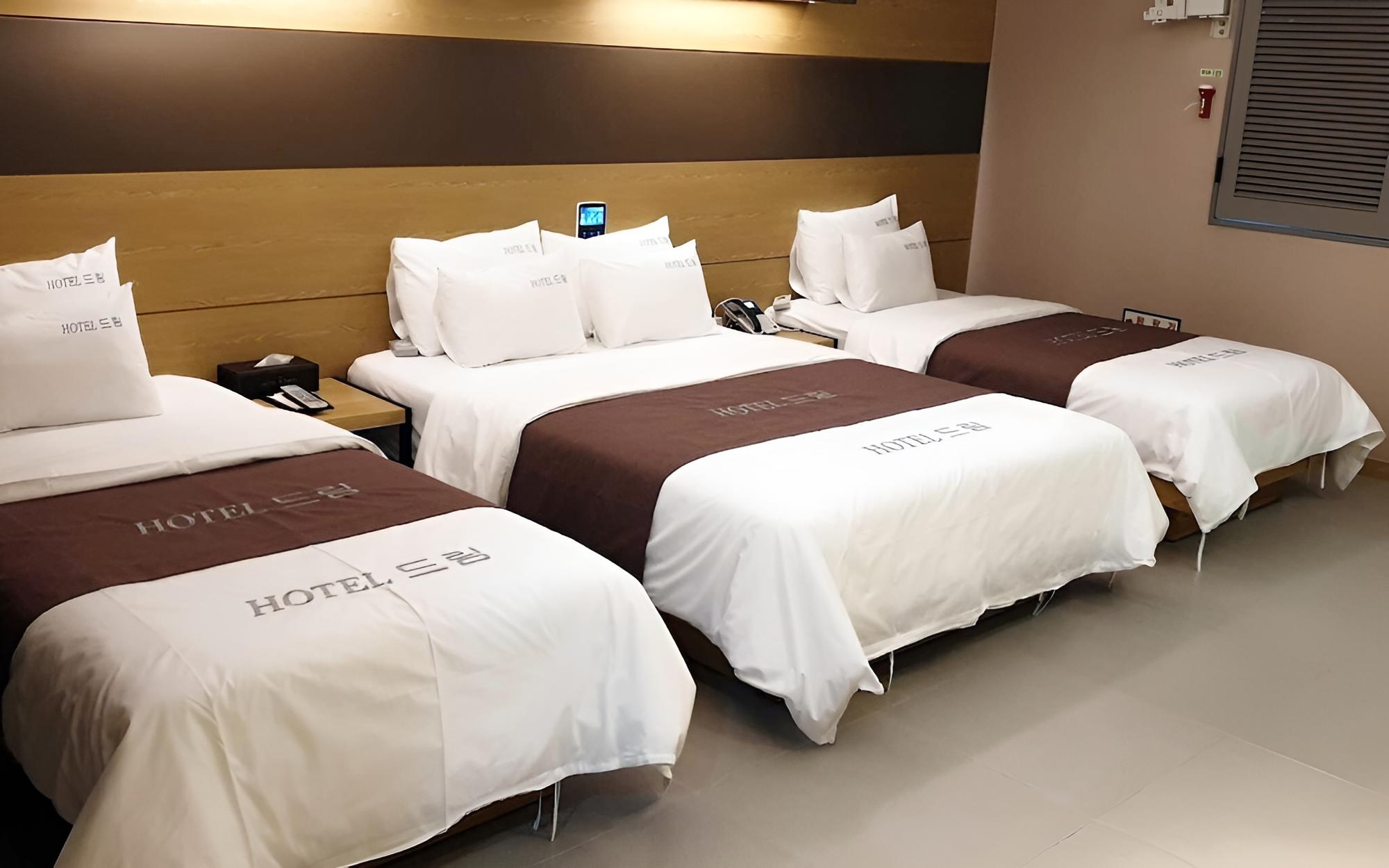 Room (Three Bed (Double + Single + Single B) photo 1
