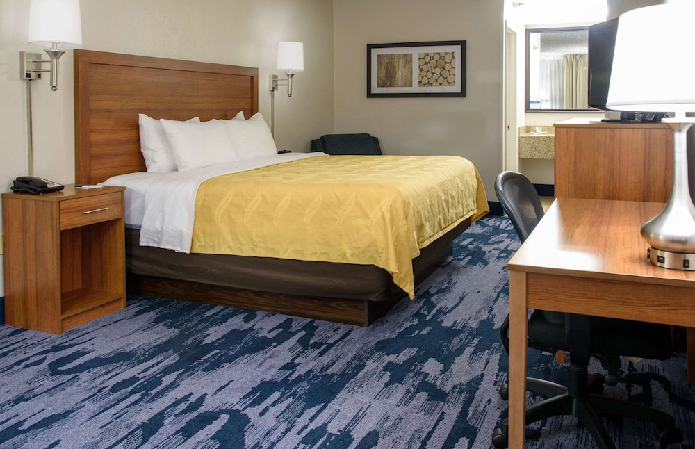 Standard Room, 1 King Bed, Non Smoking - Photo 1