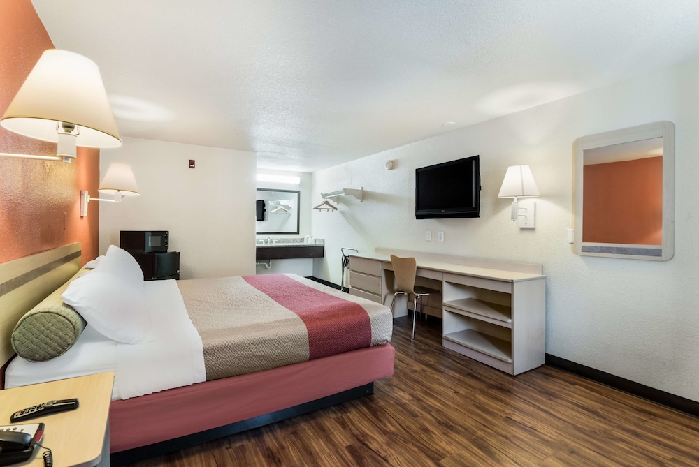 Standard Room, 1 Queen Bed, Accessible, Smoking photo 2