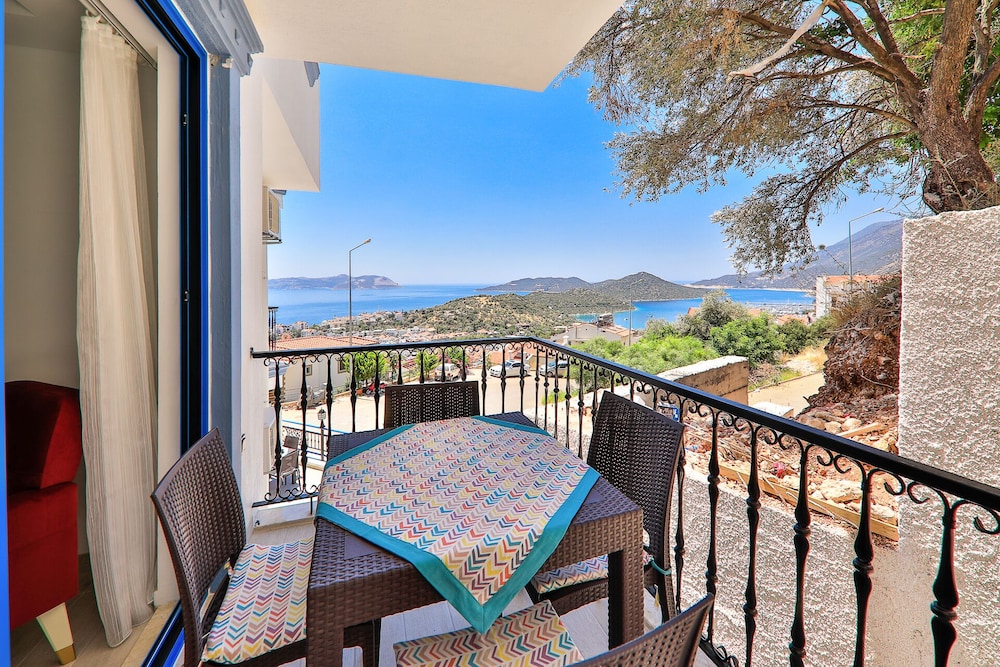 Standard Suite, Partial Sea View photo 3