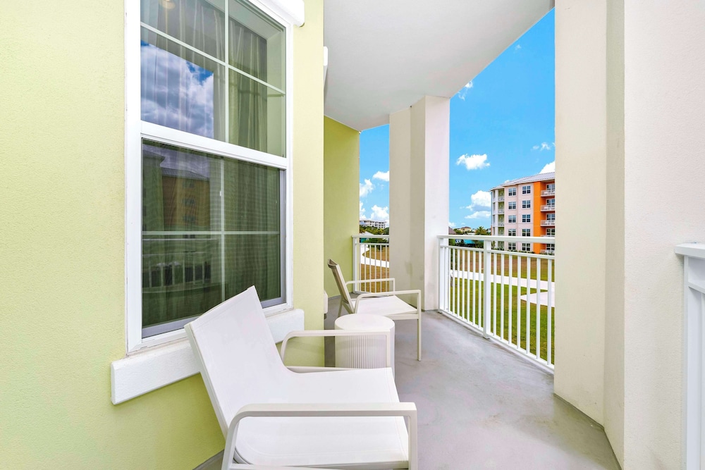 Two-Bedroom King Suite with Two Queen Beds and Sofa - Balcony/Kitchen thumbnail 5