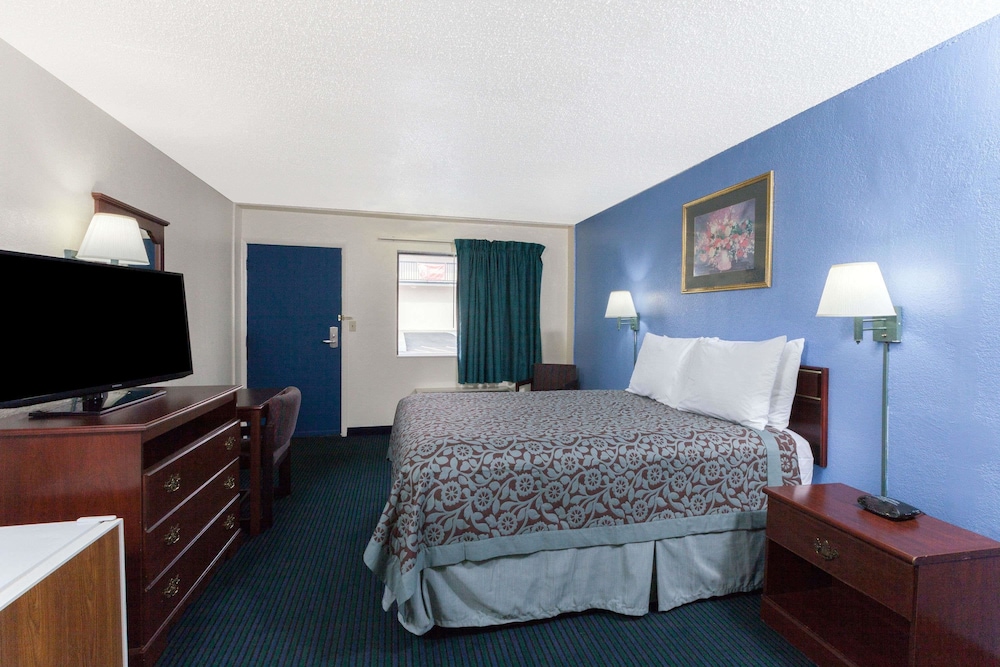 Standard Room, 1 Queen Bed, Smoking - Photo 4