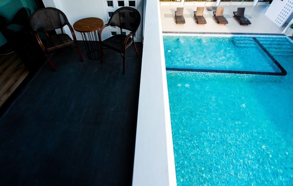 2 bed blue room pool view photo 2