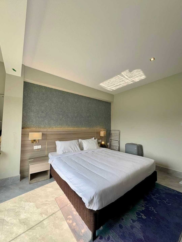 Deluxe Quadruple Room, City View