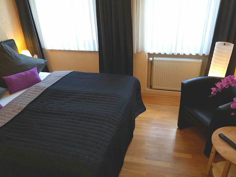 Basic Double Room, Non Smoking - Photo 1