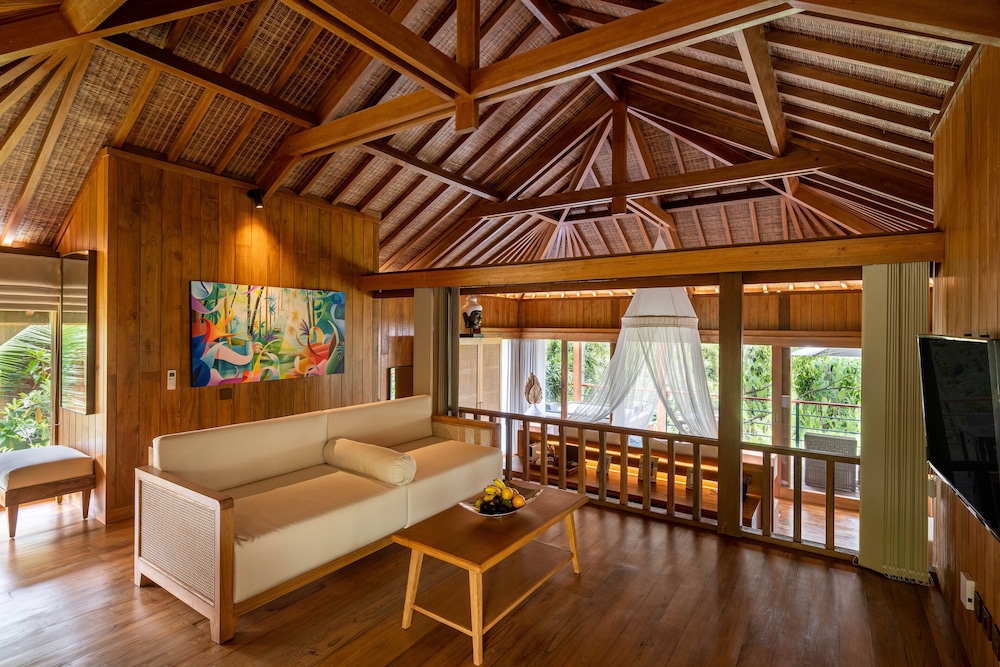 Deluxe Suite with Hot Tub and Free Scheduled Activities - Photo 11