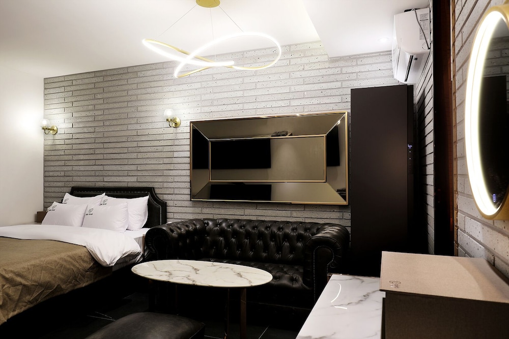 VIP Room - Photo 18