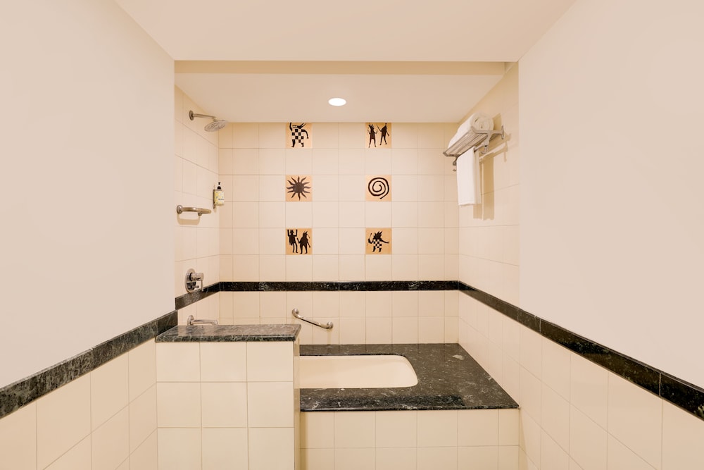 Executive Suite - Photo 6