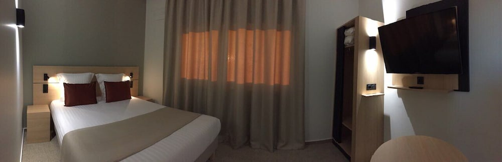 Standard Double Room - Photo 11