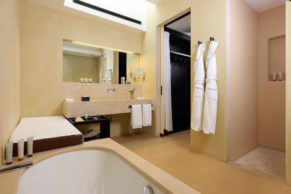 Deluxe Room - Photo 4