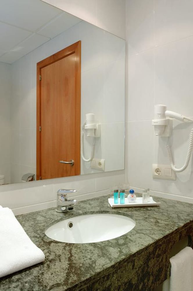 Standard Double or Twin Room (No Access to Avana Rooftop) - Photo 4