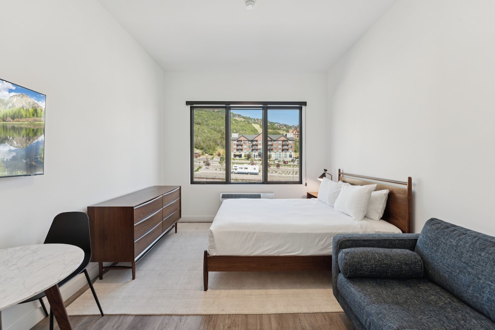 Room, 1 Queen Bed, Kitchen, Slope side photo 3