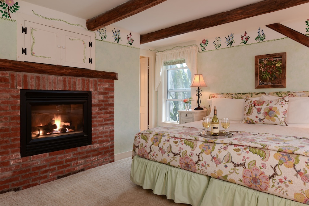 Wildflower Room (Using stairs is required for this guest room) photo 1