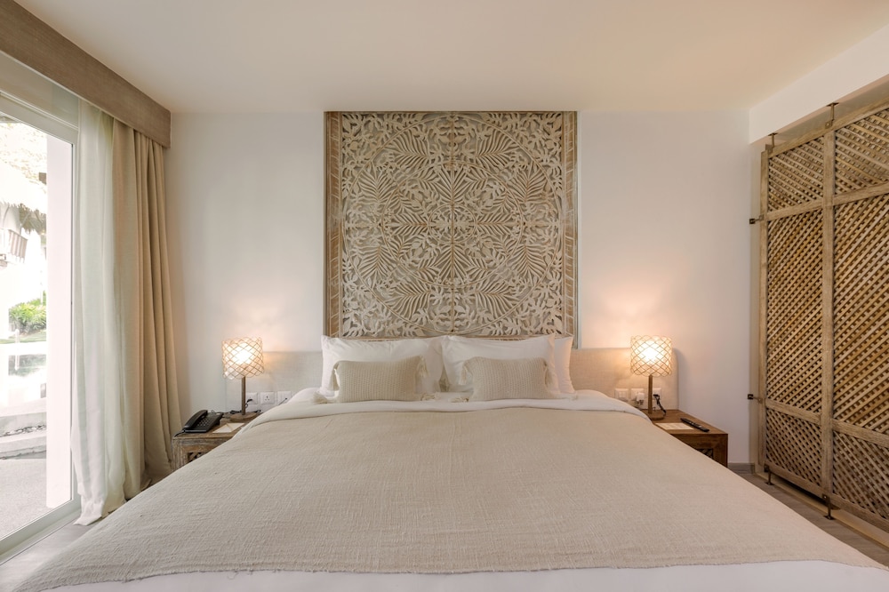 Grand Room, Pool View - Photo 4