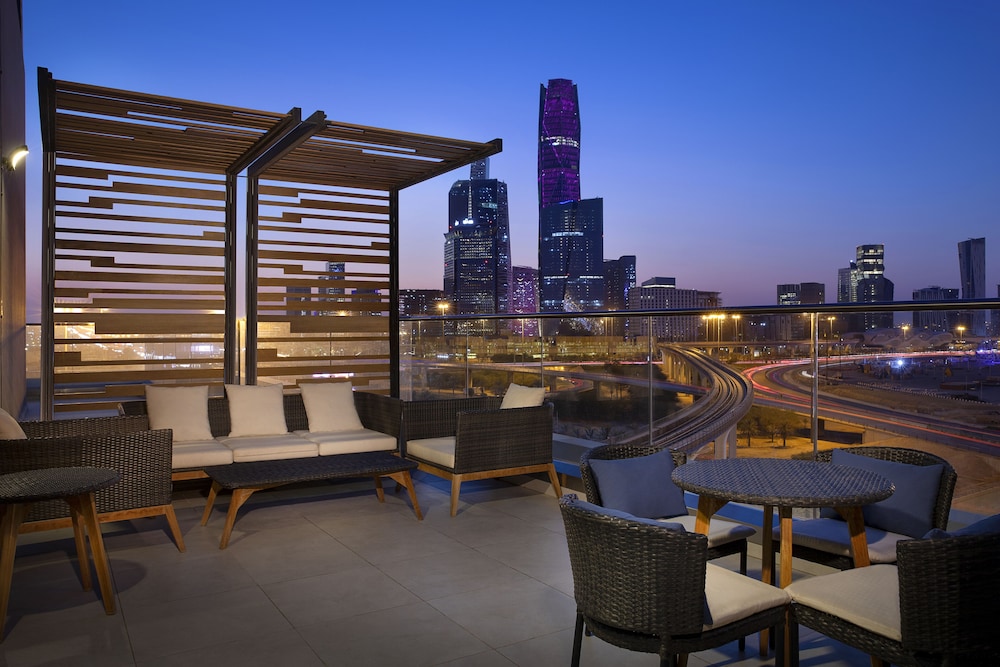 Business Suite, 1 Bedroom, City View - Photo 5