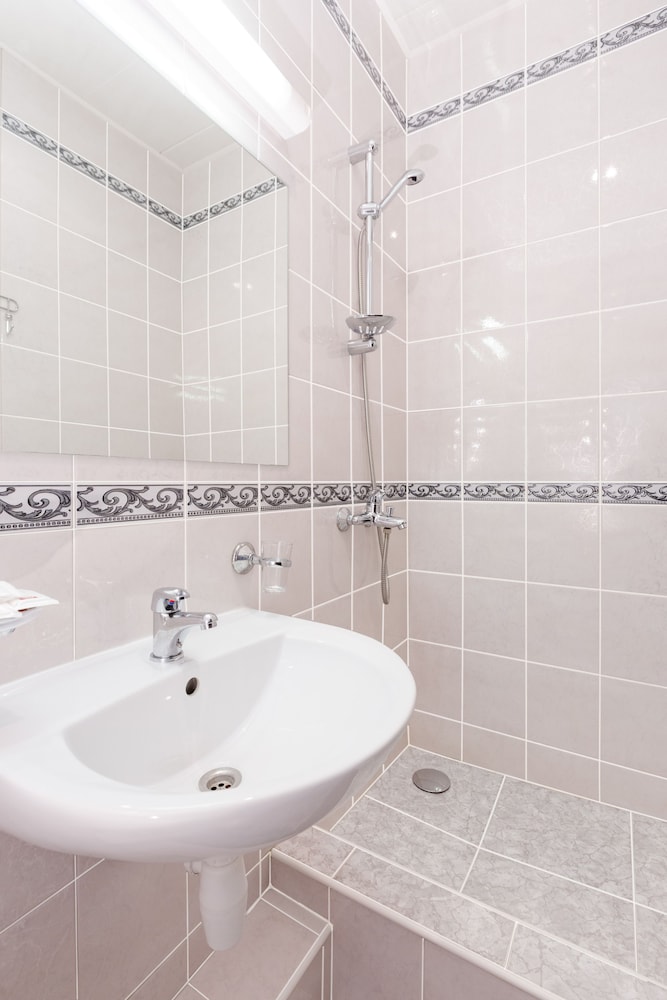 Standard Double or Twin Room (Pool Access) photo 3