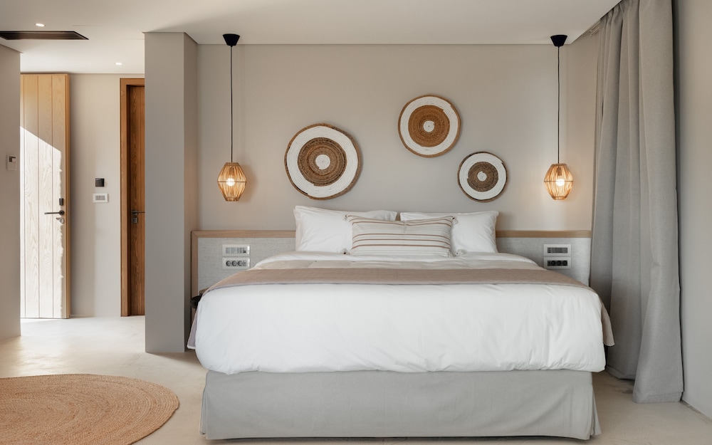 Amos Suite with outdoor private pool and sea view