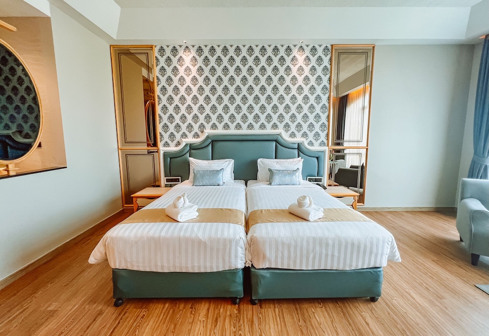 Deluxe Double or Twin Room - Photo 8