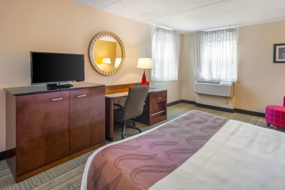 Standard Room, 1 King Bed, Non Smoking - Photo 4