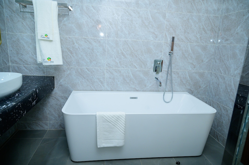 Executive Suite - Photo 15