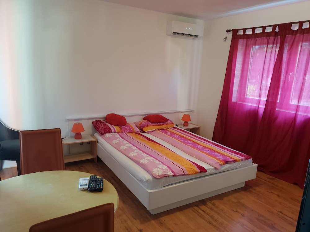 Deluxe Studio, 1 King Bed, Non Smoking