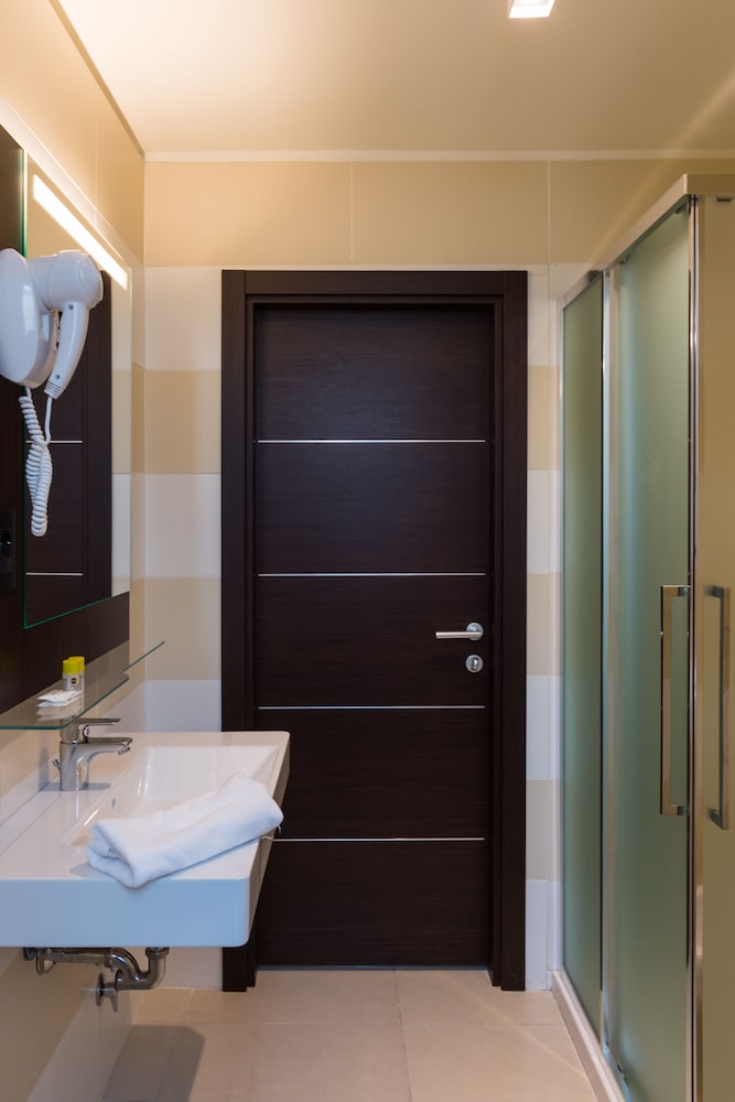 Superior Double Room thumbnail 5