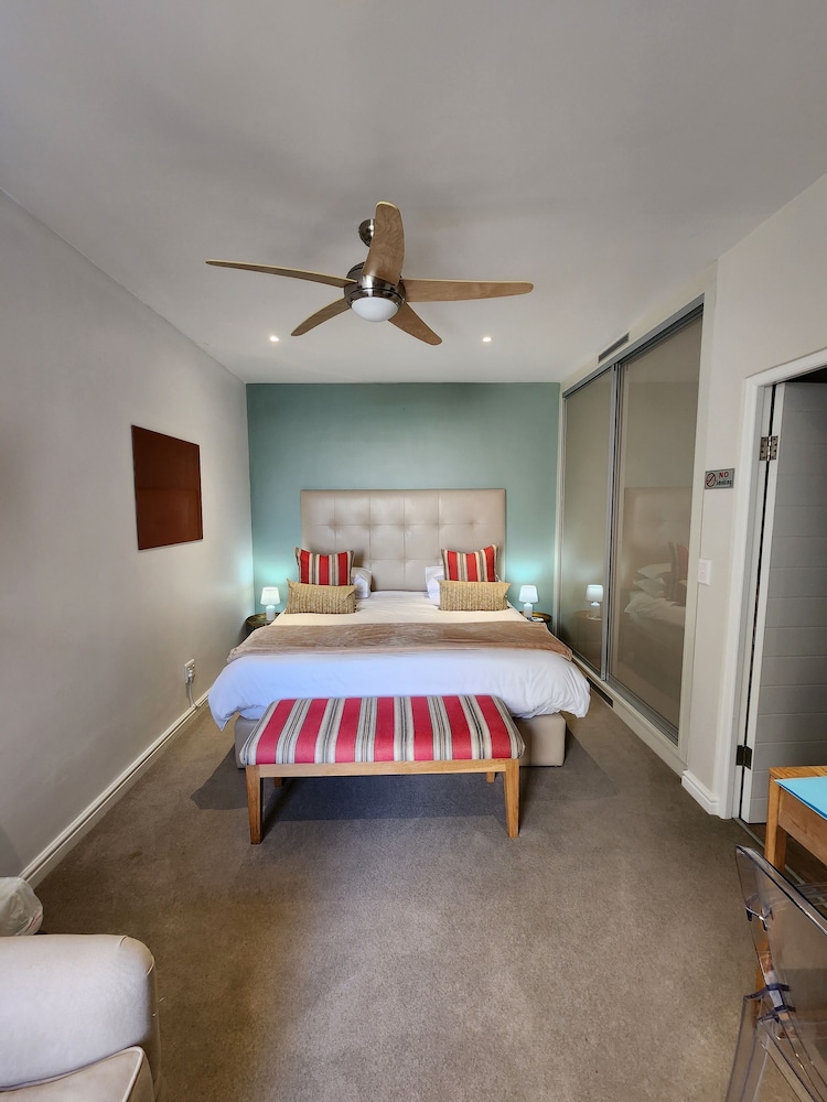 Luxury Suite, 1 King Bed, Partial Ocean View photo 1