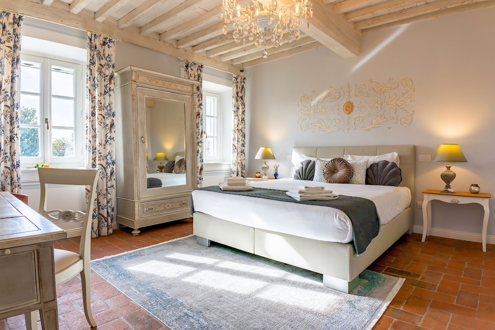 Signature Double Room, 1 King Bed, Garden View (Narciso)