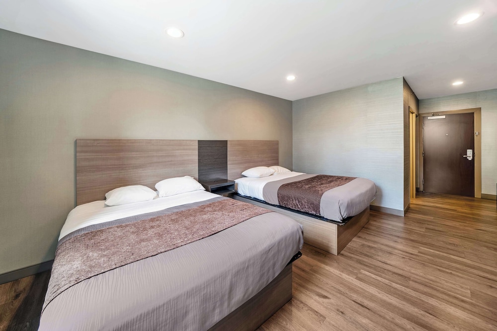 Room, 2 Double Beds, Non Smoking - Photo 3