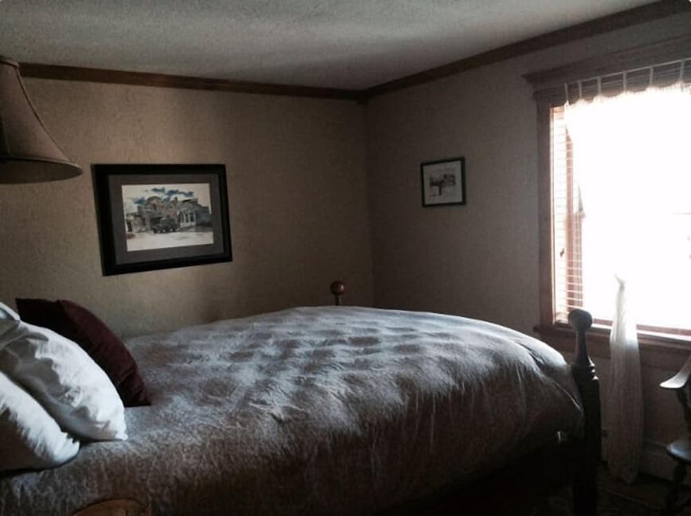 Room with 1 Queen Bed photo 2