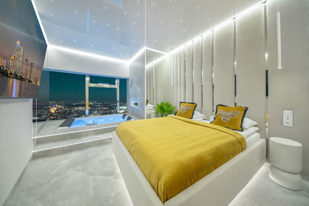 Apartment With Hot Tub And Two Bedrooms