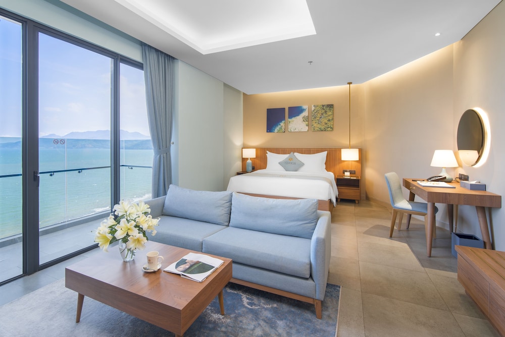 Panoramic Double Room, 1 Queen Bed, Balcony, Ocean View - Photo 1