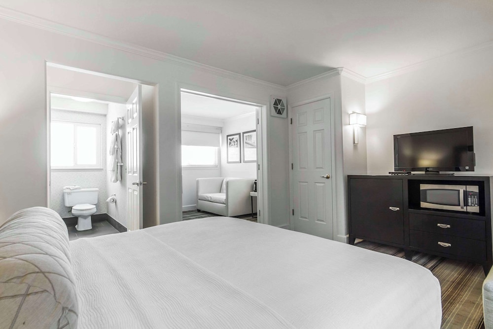 Suite, 1 Queen Bed, Non Smoking - Photo 2