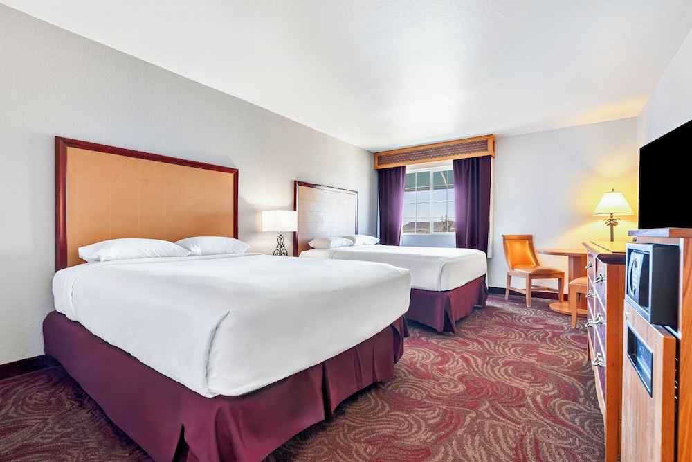 Standard Room, 2 Queen Beds, Pool View - Photo 2