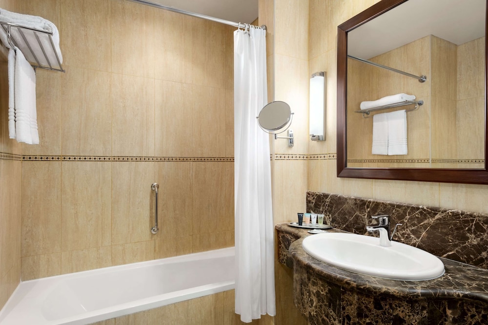 Room, 1 King Bed, Non Smoking (Ocean & Mountain View) - Photo 3