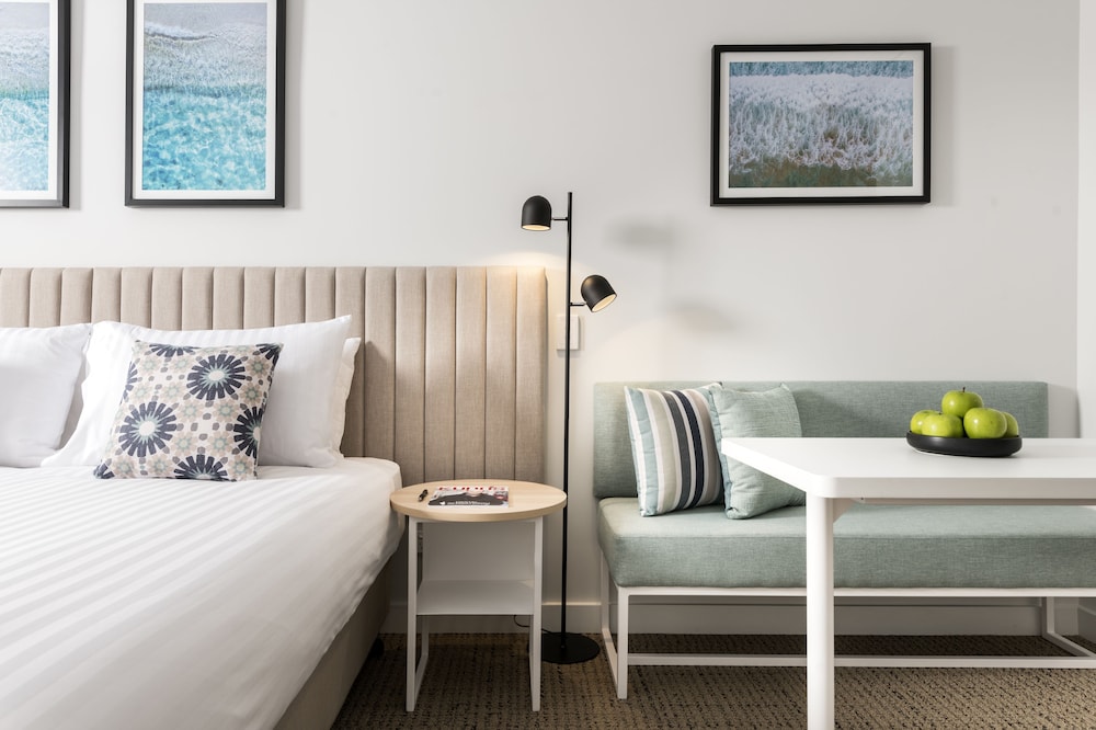 Deluxe Studio, Roll-in Shower (1 King Bed or 2 Single Beds)