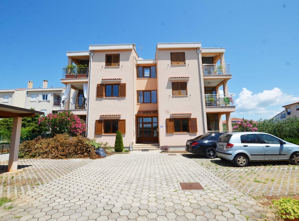 Apartment (Classic Two Bedroom Apartment with Ba)