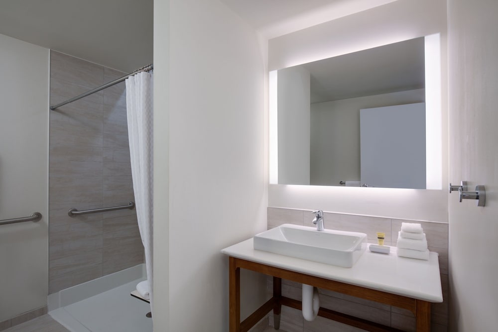 Studio, 1 King Bed with Sofa bed, City View (Mobility Accessible, Roll-in Shower) - Photo 2