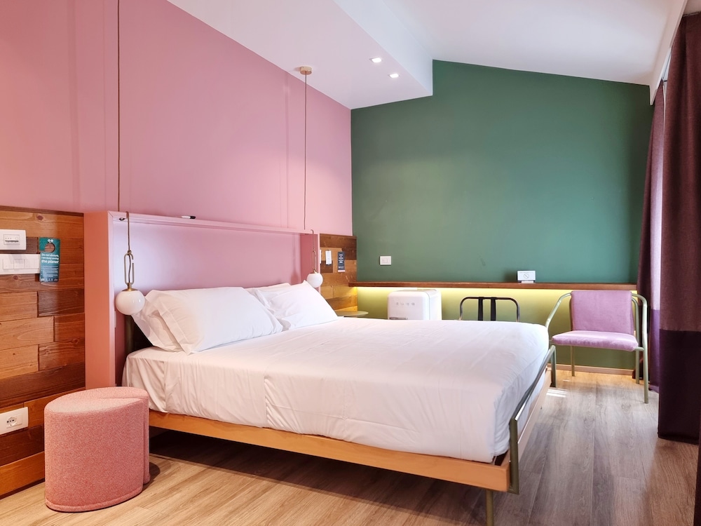 Deluxe Room, 1 Queen Bed photo 1