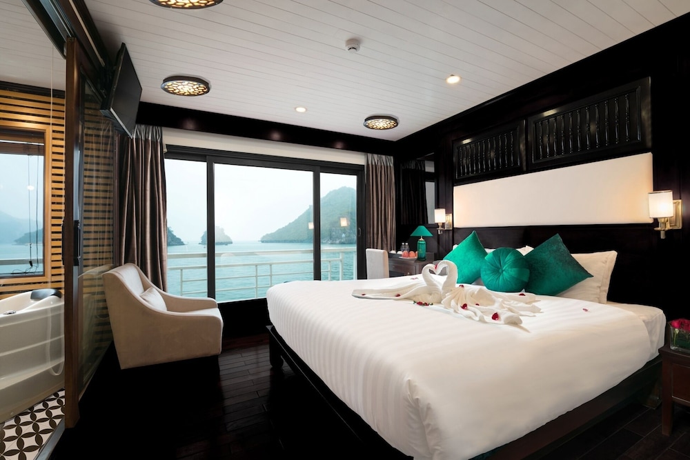 Senior Suite, Bathtub, Private Balcony & Jacuzzi - 2D1N photo 1