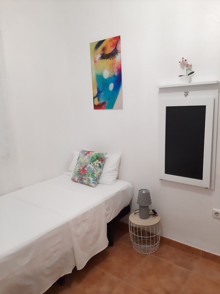 Habitación Básica, 1 Cama Individual Grande, Baño Compartido, Vista al Patio