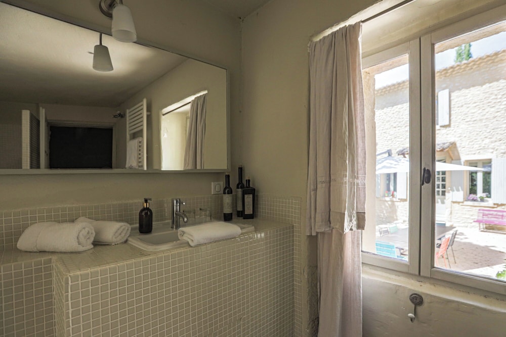 Comfort Double Room, 1 King Bed, Courtyard View photo 3