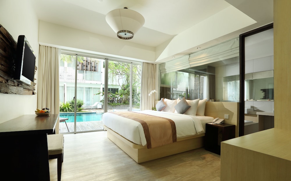 Grand Premier with Pool Access - Photo 1