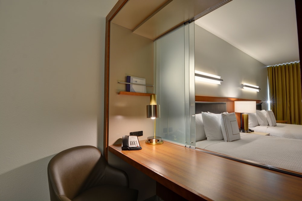 Executive Suite, Multiple Beds - Photo 4