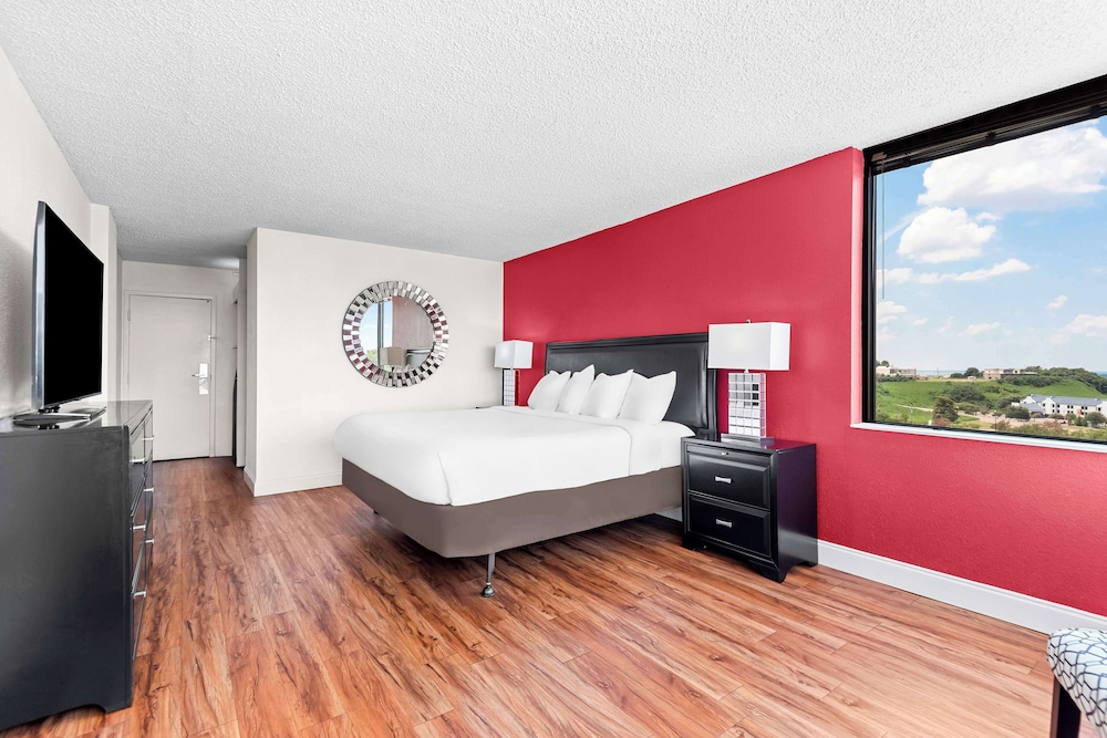 Suite, 1 King Bed, Accessible, Refrigerator & Microwave photo 2