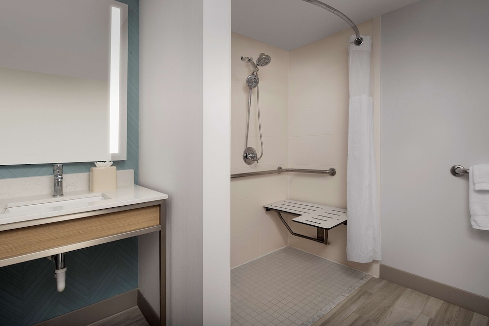 Standard Room, 2 Queen Beds, Accessible - Photo 4